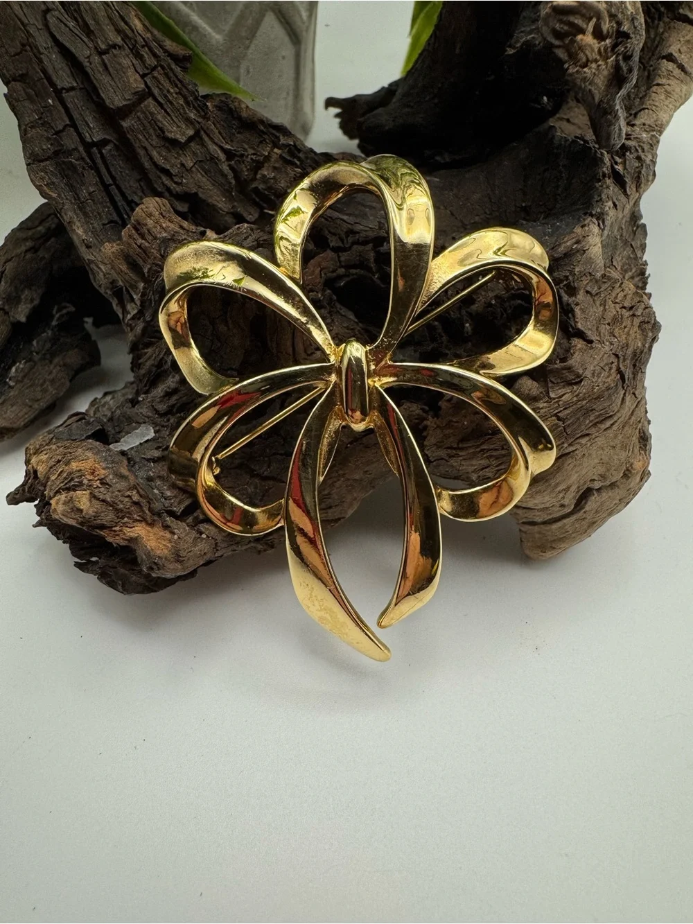 Napier vintage gold tone metal bow brooch, EUC.